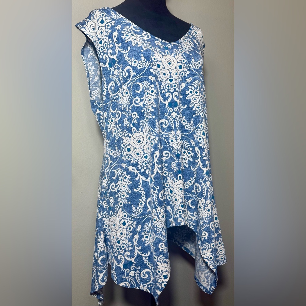 SJS, Blue & White Damask Floral Shark-bite Sleeveless Tunic Top, Size 1X